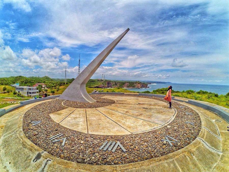 Jam Matahari Baron Technopark (sumber: wisata istimewa)