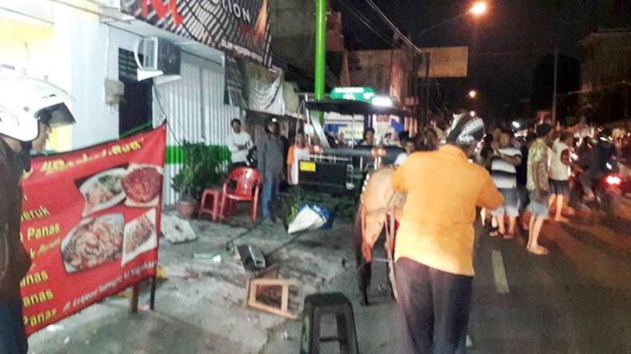 Kusir Mencoba Menenangkan Kuda (Dok. FB Aris Gelaktawa di ICJ)